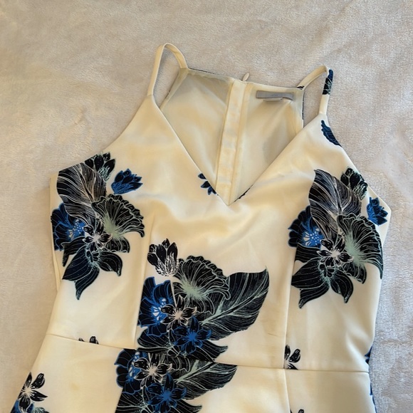 Beautiful white dress with blue flower design - Picture 2 of 6